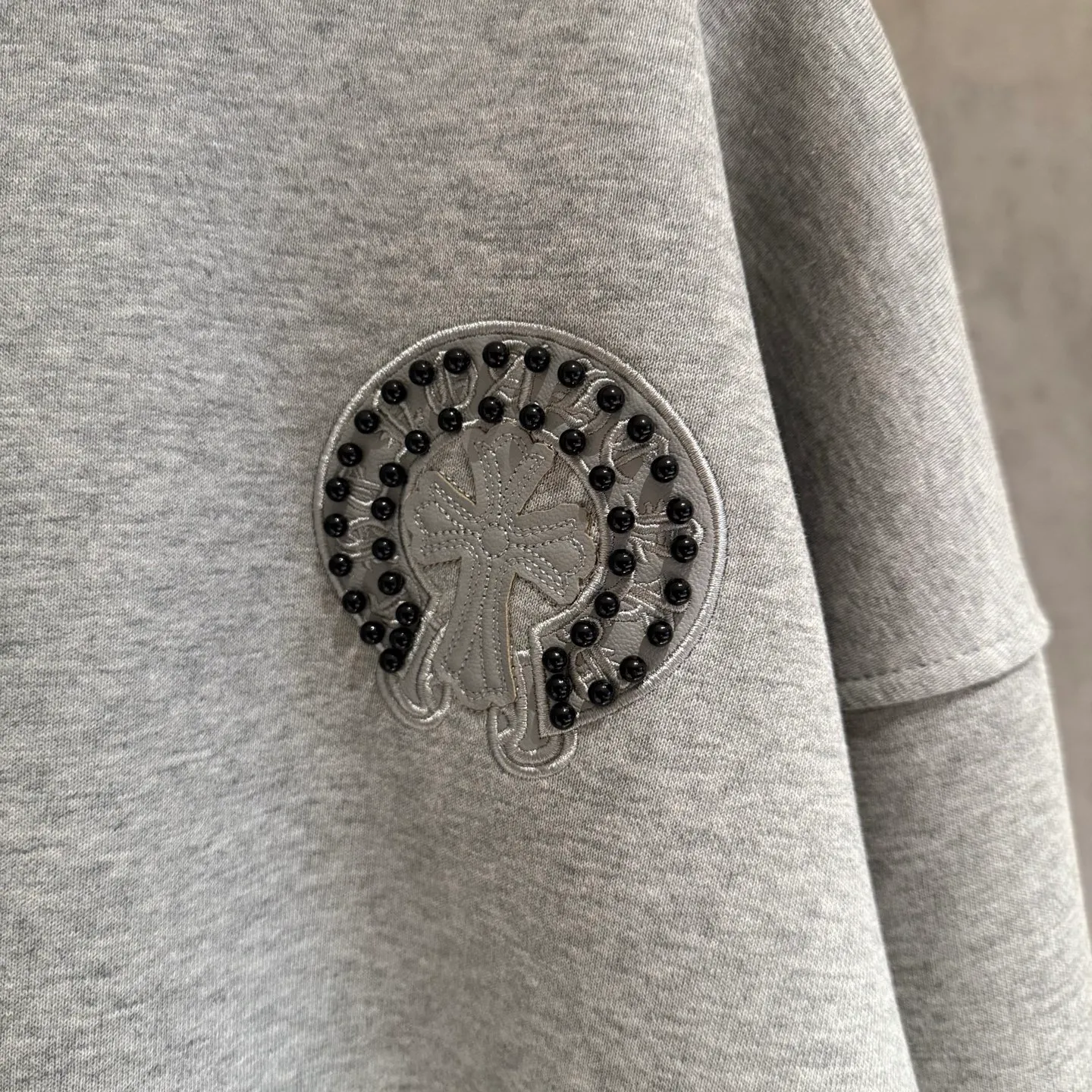 🅿️410 [Strict quality control] CH Croixin's new long-sleeved hooded sweatshirt. The fabric is made of heavy 480g double yarn fabric. Front and back embroidery➕beads. Ready-to-wear loose fit. The fabric is stiff and stylish. It does not deform or shrink. Color: black, white, floral gray. Size: M-2xl